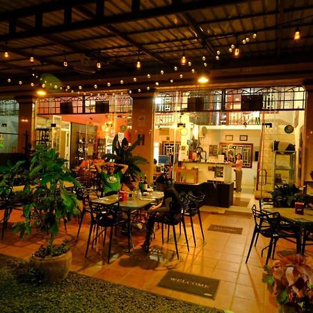 Route 76 Guest House Сен Монуром Екстериор снимка